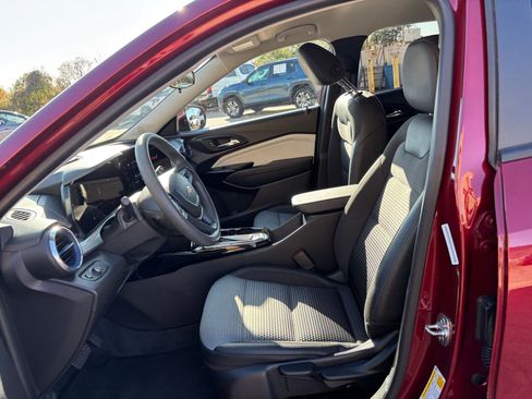 Used 2025 Chevrolet Trax LT image 24