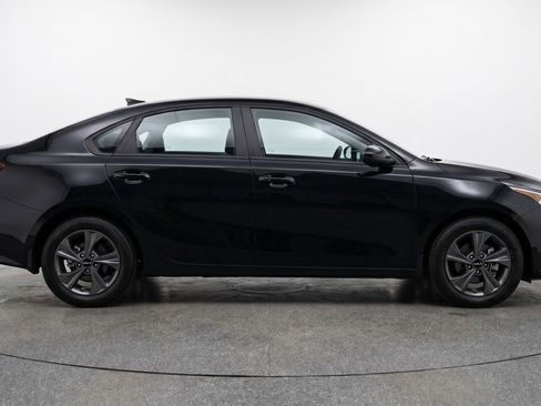 Used 2025 Kia K4 LXS image 11