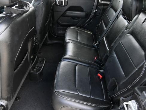 Used 2018 Jeep Wrangler Unlimited Sahara image 13