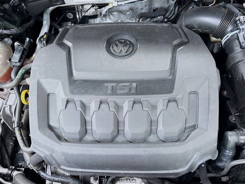 Used 2021 Volkswagen Tiguan SE w/ Panoramic Sunroof Package image 32