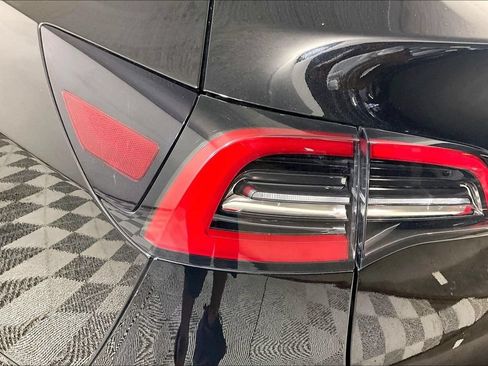 Used 2022 Tesla Model Y Long Range AWD/4WD image 28