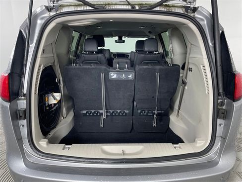 Used 2017 Chrysler Pacifica Touring-L image 13