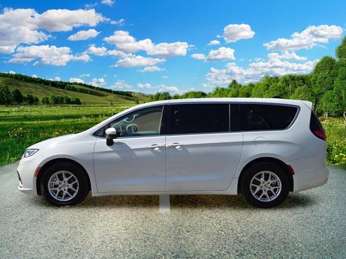 Used 2023 Chrysler Pacifica Touring-L FWD image 3