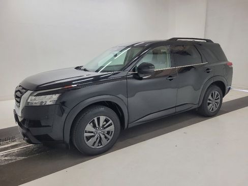 Used 2022 Nissan Pathfinder SV image 2