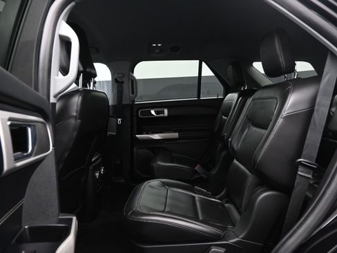Used 2021 Ford Explorer XLT w/ Equipment Group 202A RWD image 13