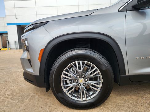 Used 2025 Chevrolet Traverse LT FWD image 9