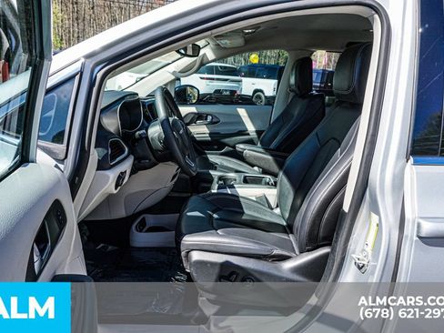 Used 2024 Chrysler Pacifica Touring-L FWD image 18