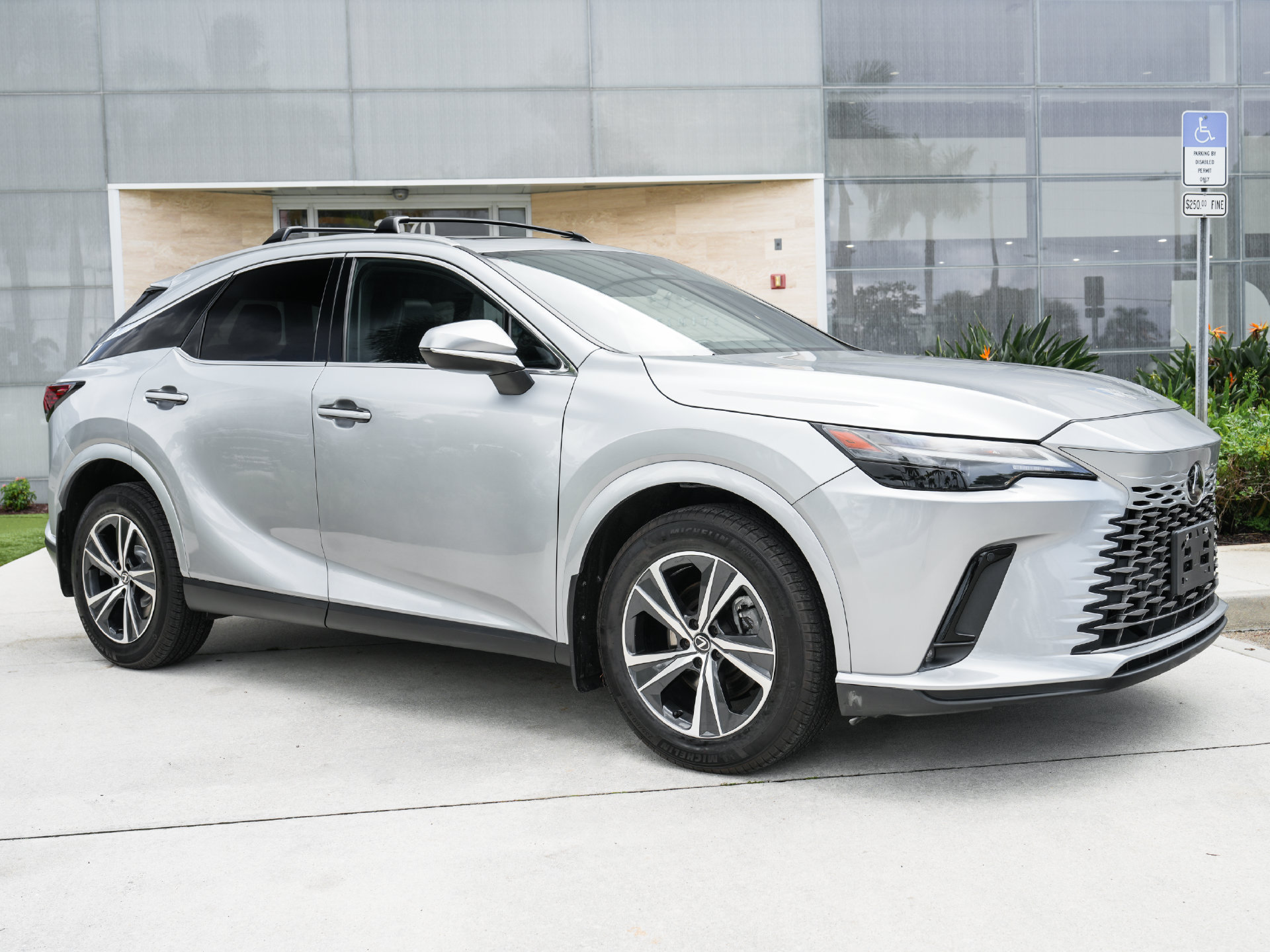 Used 2023 Lexus RX 350 Premium w/ Accessory Package AWD/4WD image 4