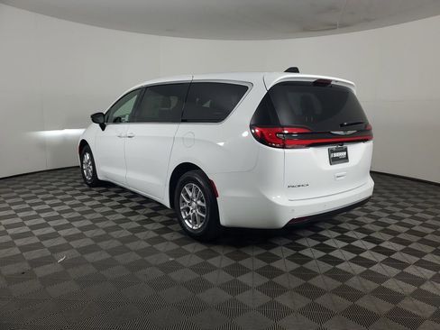 New 2026 Chrysler Pacifica Select image 6