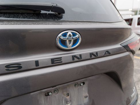 Used 2021 Toyota Sienna LE FWD image 11