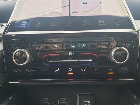Used 2023 Jeep Grand Cherokee Overland w/ Luxury Tech Group IV AWD/4WD image 21