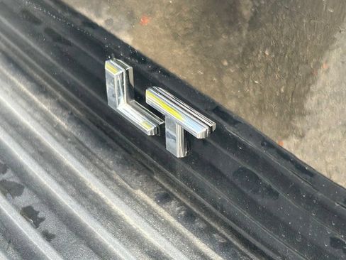 Used 2022 Chevrolet Suburban LT RWD image 39