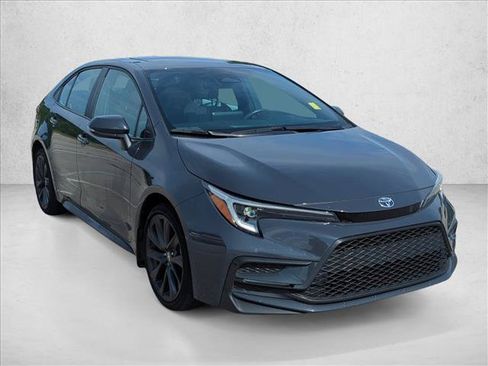 Used 2023 Toyota Corolla SE w/ SE Premium Package FWD image 3