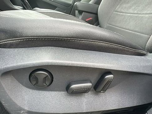 Used 2022 Volkswagen Taos SE w/ Panoramic Sunroof Package FWD image 22