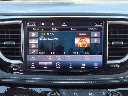 Used 2021 Chrysler Pacifica Touring-L image 28