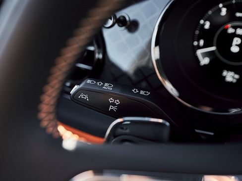 Used 2025 Bentley Bentayga image 59