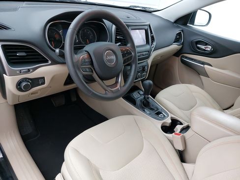 Used 2021 Jeep Cherokee Latitude FWD image 4