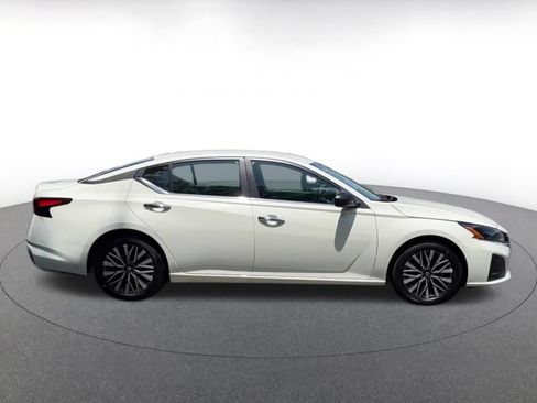 Used 2025 Nissan Altima 2.5 SV FWD image 16