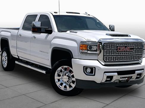Used 2019 GMC Sierra 2500 Denali w/ Duramax Plus Package AWD/4WD image 2