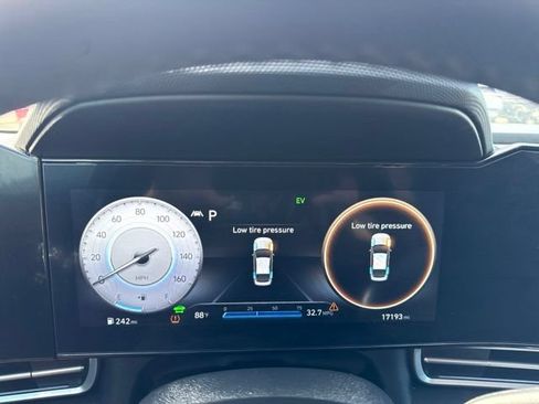 Used 2023 Hyundai Elantra Limited FWD image 5