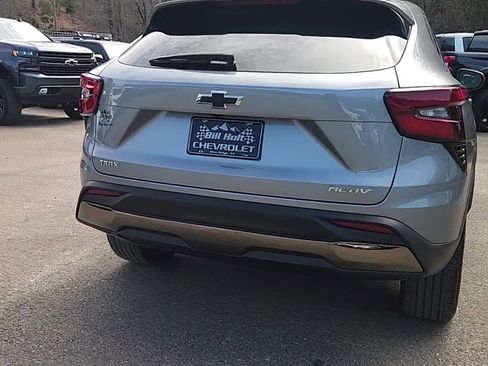 Used 2024 Chevrolet Trax ACTIV w/ Sunroof Package image 7