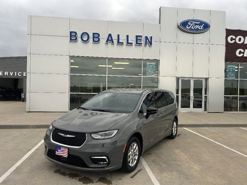 Used 2025 Chrysler Pacifica Select FWD image 1