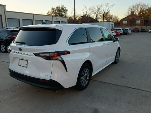 Used 2025 Toyota Sienna LE image 9
