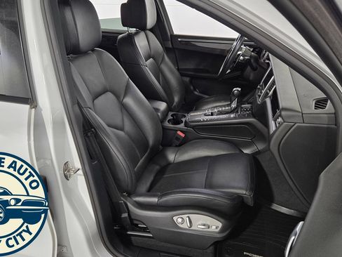 Used 2018 Porsche Macan AWD/4WD image 38