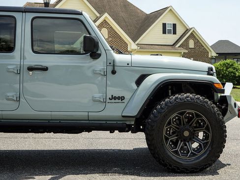 Used 2023 Jeep Gladiator Sport AWD/4WD image 11