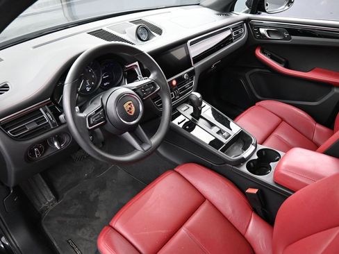 Certified 2025 Porsche Macan image 4