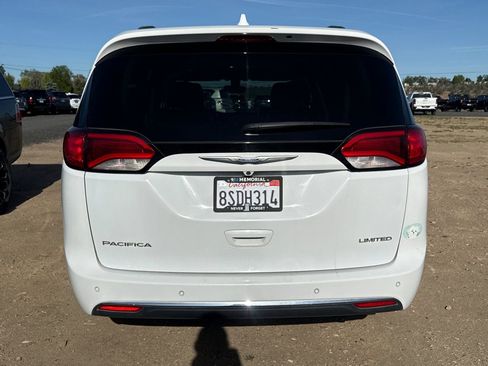 Used 2018 Chrysler Pacifica Limited FWD image 5