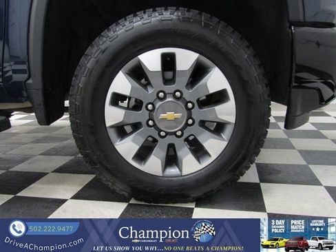 Used 2022 Chevrolet Silverado 2500 Custom w/ Custom Value Package AWD/4WD image 3