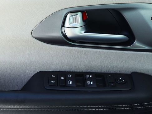 Used 2023 Chrysler Pacifica Touring-L image 45