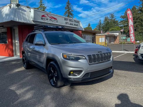 Used 2019 Jeep Cherokee Latitude Plus AWD/4WD image 4