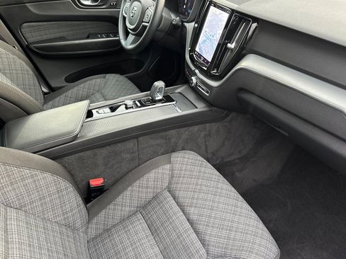Used 2022 Volvo XC60 B5 Momentum image 18
