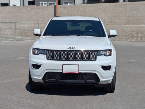 Used 2018 Jeep Grand Cherokee Altitude image 2