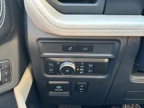 Used 2022 Ford Expedition Platinum image 32