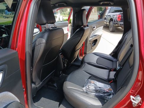 Used 2024 Jeep Compass Latitude AWD/4WD image 19