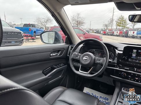 Used 2025 Nissan Pathfinder SL FWD image 53