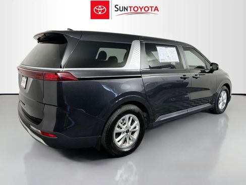 Used 2023 Kia Carnival LX image 4