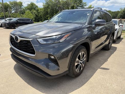 Used 2022 Toyota Highlander XLE AWD/4WD image 1
