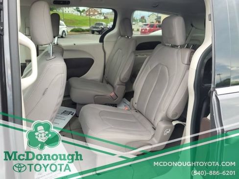 Used 2020 Chrysler Pacifica Touring w/ Advanced Safetytec Group FWD image 13