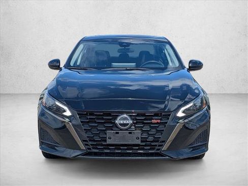Used 2023 Nissan Altima 2.5 SR w/ SR Premium Package FWD image 2