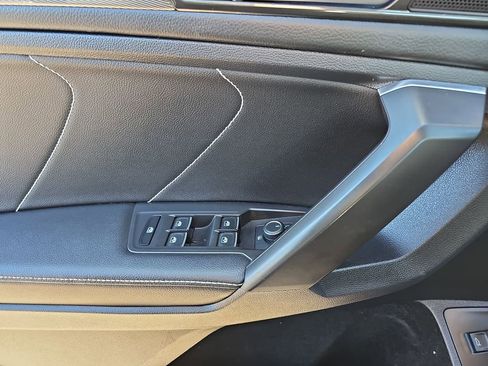 Used 2022 Volkswagen Tiguan SE image 32