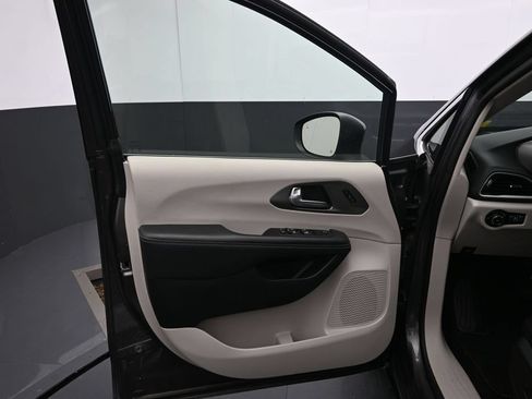 Used 2023 Chrysler Pacifica Touring-L FWD image 18