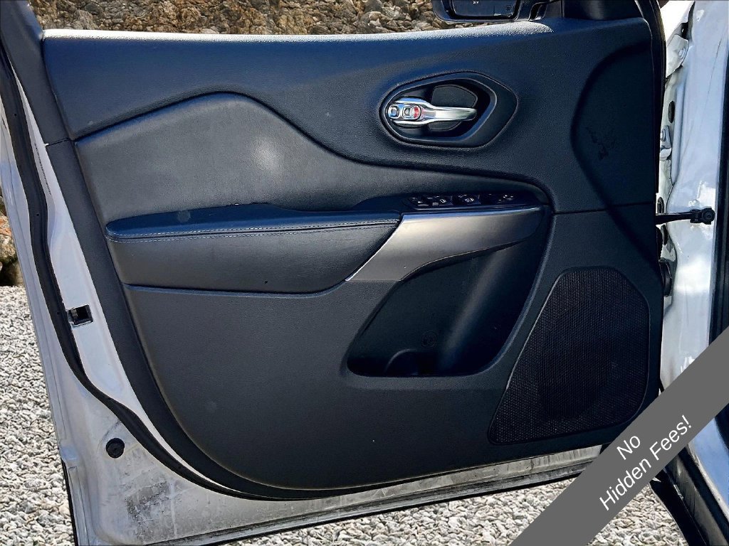 Used 2019 Jeep Cherokee Latitude Plus FWD image 18