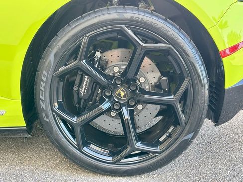 Used 2022 Lamborghini Huracan EVO RWD image 16