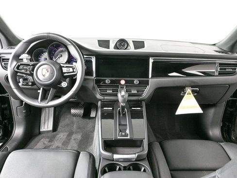 Certified 2026 Porsche Macan AWD/4WD image 19