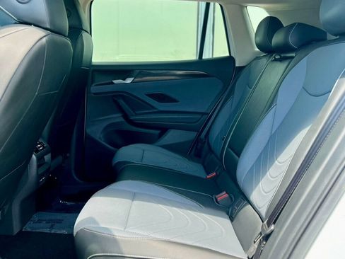 Used 2025 Volkswagen Tiguan SE FWD image 15