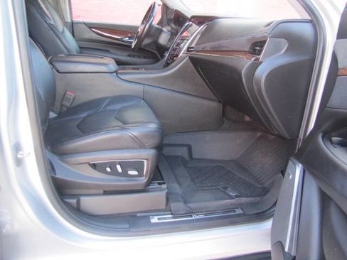 Used 2018 Cadillac Escalade Luxury image 13